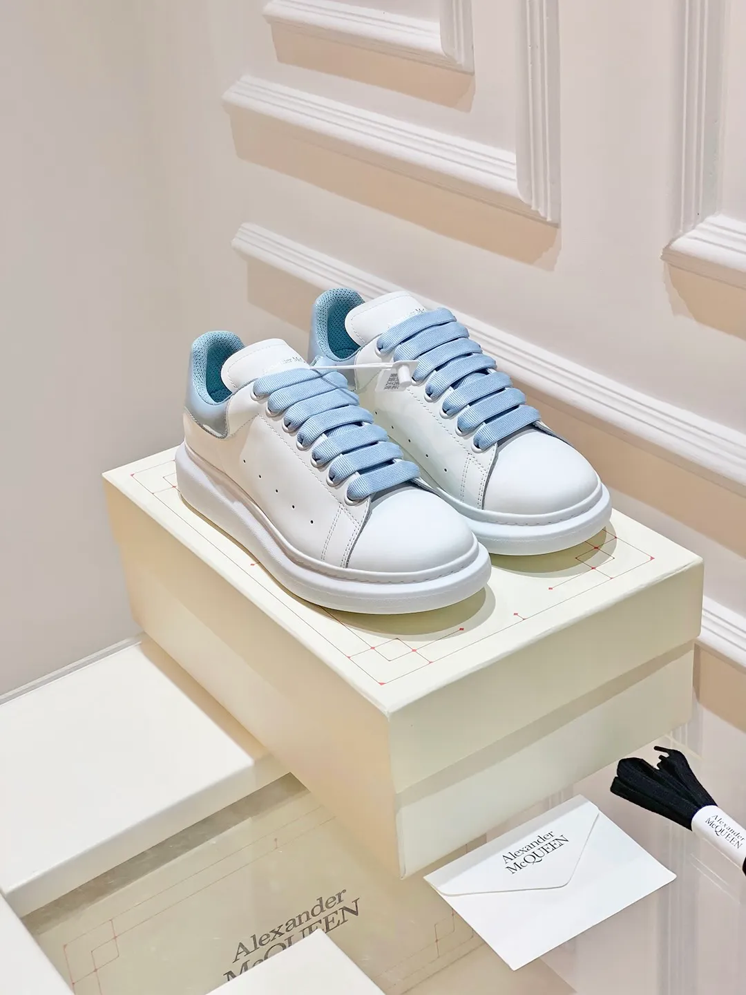 👟👟Ex-factory price 560👟👟 𝐀𝐥𝐞𝐱𝐚𝐧𝐝𝐞𝐫 𝐌𝐜𝐐𝐮𝐞𝐞𝐧A must-have for going out ~ full of confidence. McQueen white shoes are versatile and can instantly elongate your proportions. The long legs that fill the screen make you confident, sweet and cool, and can be controlled by both male and female gods, making you look better as you wear them. ⭐Shoe upper material: first-layer cowhide ⭐Shoe lining material: sheepskin ⭐Available sizes: 35-40, male 39-45 (female 40, male 45 customized)